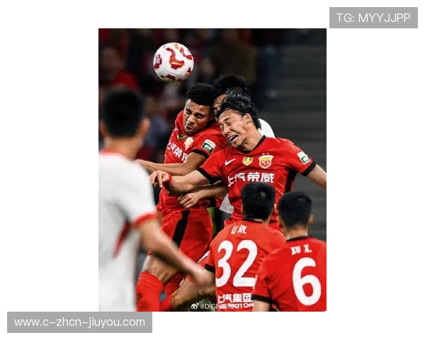 上海海港左路突破成功，武磊外脚背兜射破网——点亮海港夜晚的瞬间